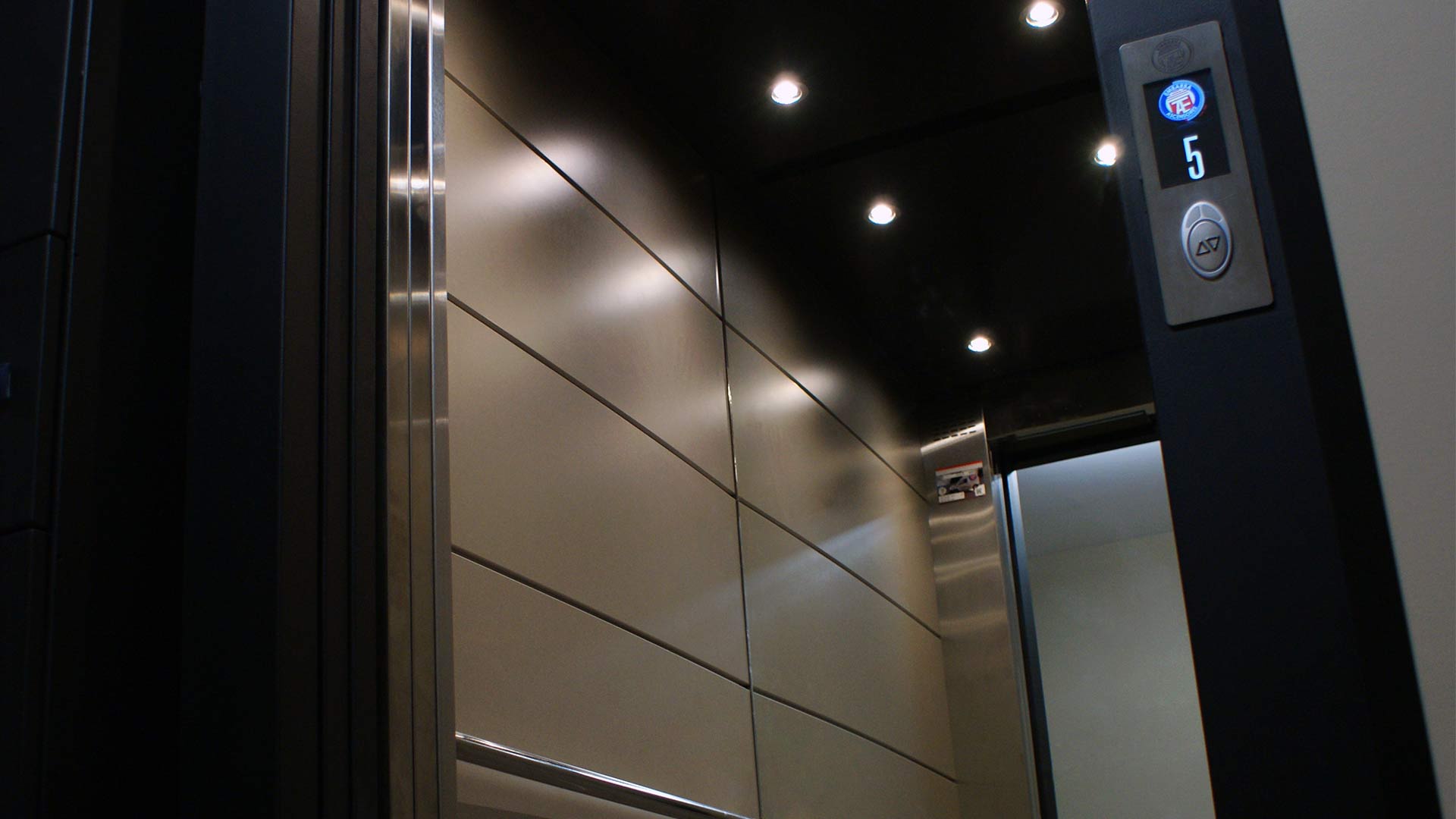 modernización-ascensores-actualización-elevadores-embarba-calidad-interior